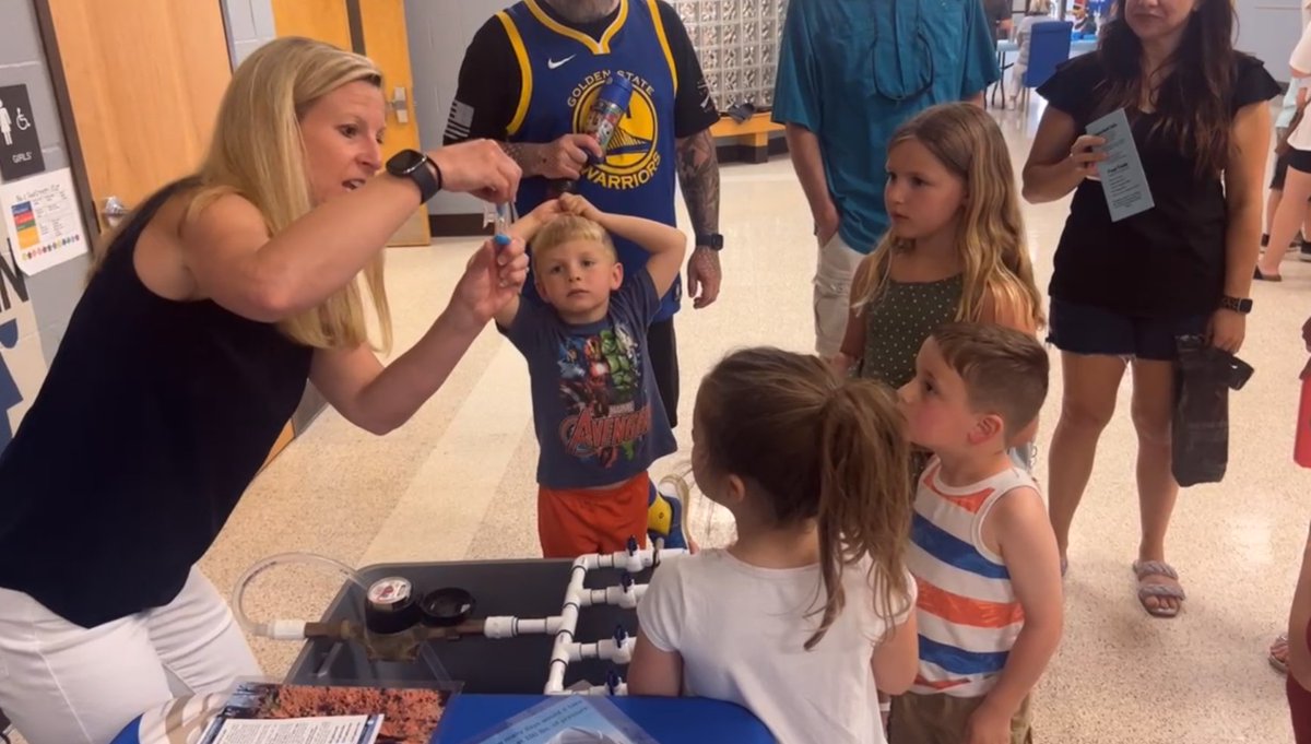 WHUD_H20's tweet photo. Nothing beats talking about the 3Ps with elementary students.😂Had a blast at @bluedevilstoo first STEM Night. @sumnerstem 

#waterislife #STEMeducation https://t.co/uSva2tB9Ev