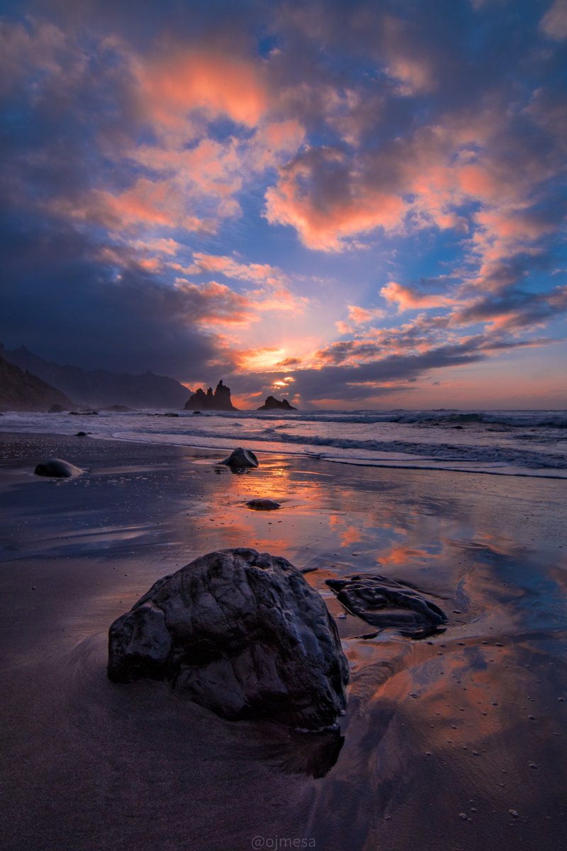 Un corazón en el cielo. Cada atardecer en la playa de Benijo es único. El viento moldea las nubes para dejar que el sol las pinte de su color favorito, mientras se improvisa un corazón en el cielo. ¿Lo ves? Y es que Tenerife despierta emociones #playadebenijo #tenerife #Canarias