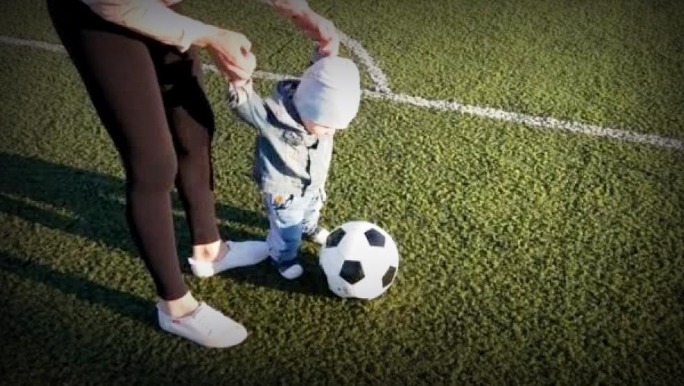 NoToquenNada's tweet photo. Bienvenidos a la audición deportiva de @DarwinYoParaMi, #PiensoDeQue con @sweleiva, la participación de #MundoOFI y el programa de Leonel #UnGolParaMamá
"Alejen a las madres del deporte por favor. Hasta el Baby fútbol está bien porque meten presión, después aléjenlas" https://t.co/cNx2cxvCV7