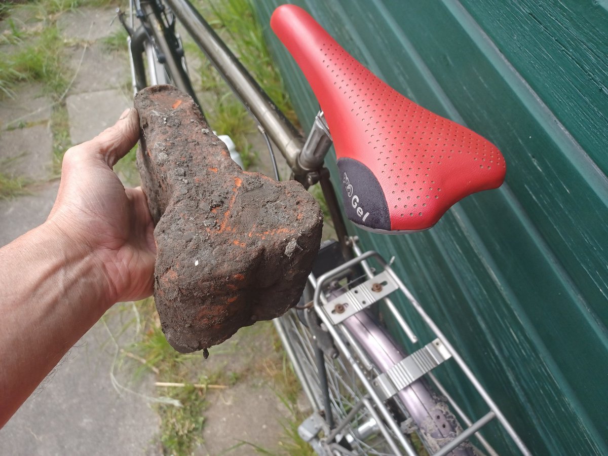 renelapoutre's tweet photo. Weer een dagje meegedaan aan de opgravingen bij de #Onstaborg in #Sauwerd. De oude gedempte gracht wordt uitgediept en daaruit komen Romeinse munten, fibula's en aardewerk uit diverse tussenliggende eeuwen naar boven. Maar ook een middeleeuws fietszadel. https://t.co/wgCRcCeZjl