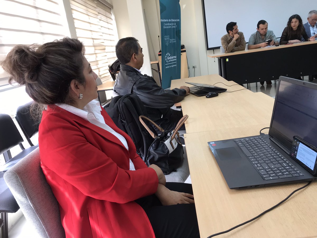 Se efectúa conversatorio en torno a la implementación de un plan piloto de matrículas en los niveles iniciales de educación.  #FuertesPorLaEducación