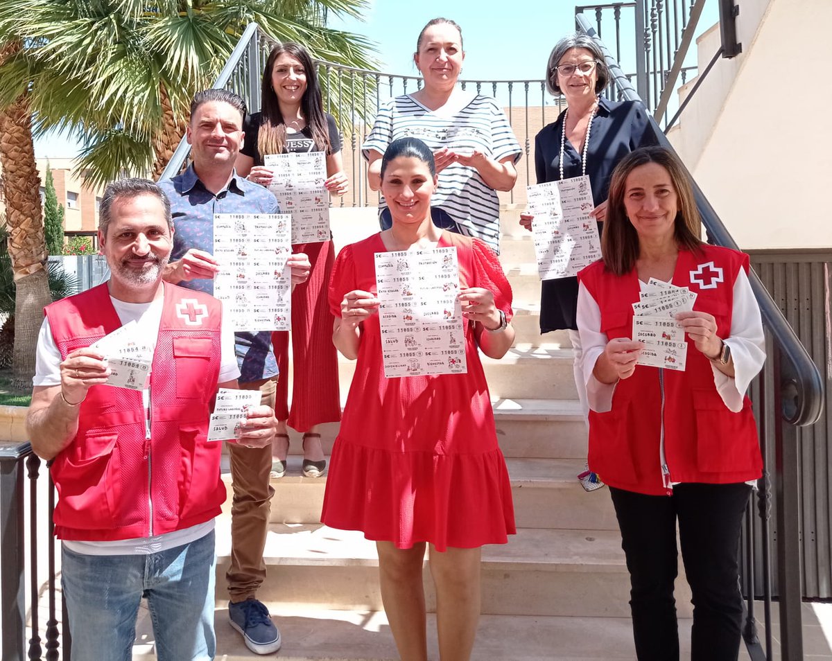 huercalalm's tweet photo. Esta mañana hemos recibido la tradicional visita de los voluntarios de @CruzRojaEsp, con los que el Ayuntamiento colabora en el anual Sorteo de Oro que se celebra el próximo 21 de julio.

#HuércalCercano https://t.co/Mp5qyIfdJq