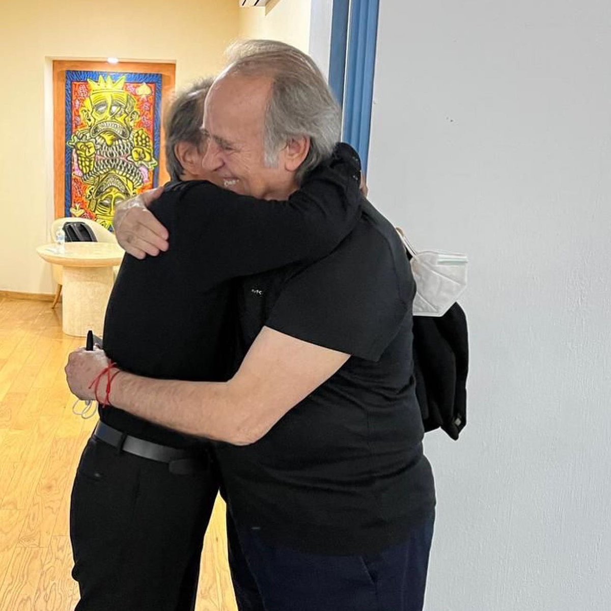 JM_Napoleon's tweet photo. Anoche aplaudiendo la despedida de uno de los más grandes! Gracias por tanto Joan Manuel Serrat!! 🎶👏🏻 https://t.co/ko0vpteuUw