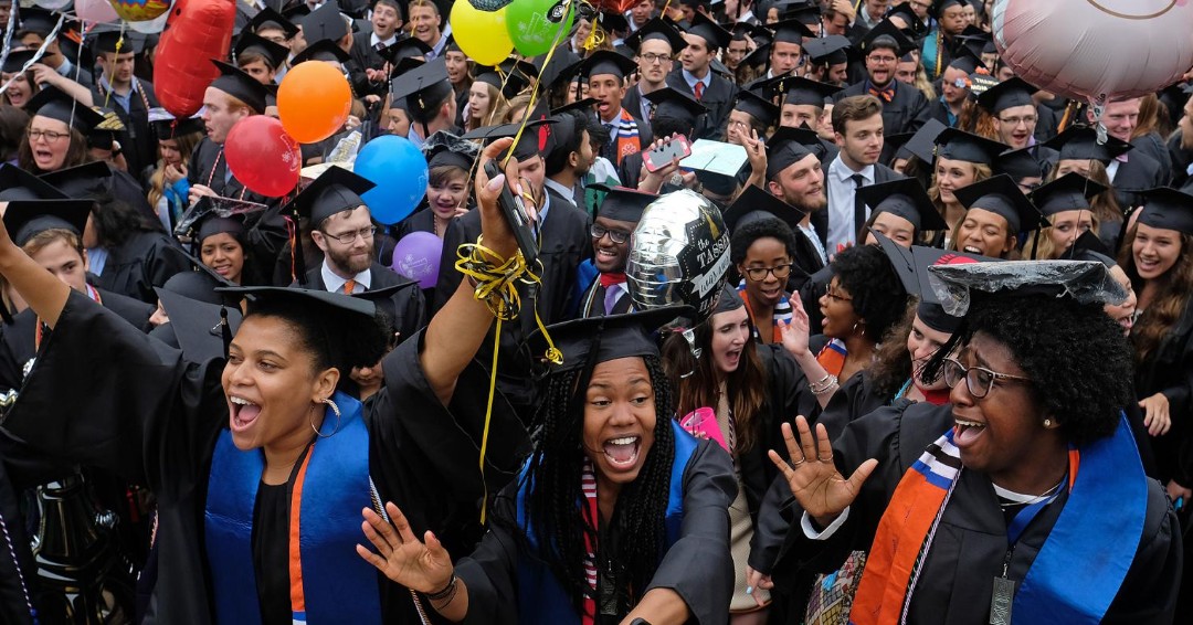 uvaservice's tweet photo. UVA is calling for volunteers for graduation weekend! Volunteers will receive free parking &amp; a thank you picnic in return for helping work information booths and remote viewing sites. Sign up is open at our website 5/14 &amp; training will take place via zoom on Monday at 12! https://t.co/6cOSVGPPWb