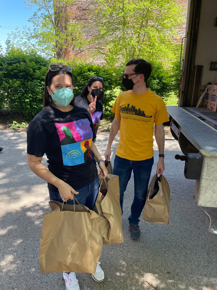 412FoodRescue's tweet photo. The @PSOMusicians volunteer with our #GoodFoodProject Grocery Bagging Program every month. This week, they sent a special group of volunteers to help package, unload & distribute the 220 bags of groceries to @HACP1 Homestead residents!
Group volunteering: https://t.co/loeILQ565C https://t.co/2KvtrdskEP