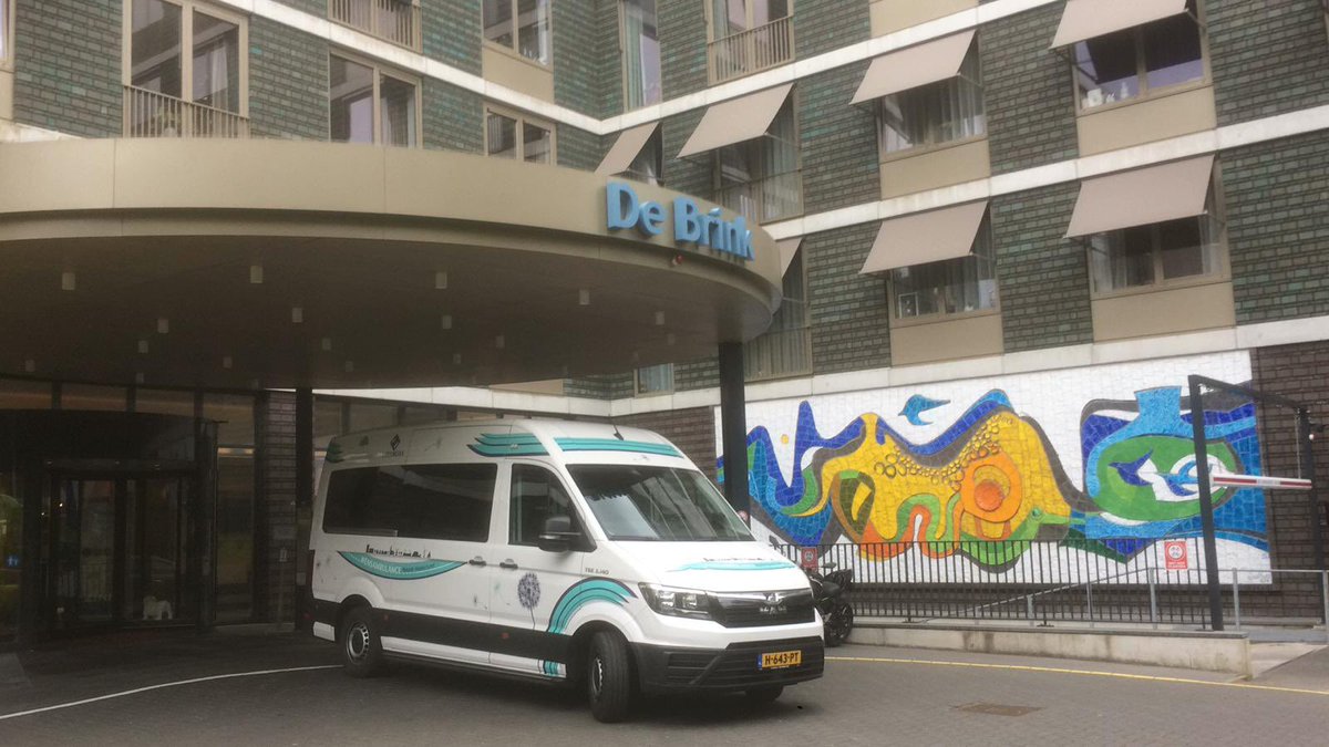 wensambulancenn's tweet photo. Mevr(81) verblijvend in #debrink #Groningen, nam afscheid van haar woning in de #ruisscherwaard met familie, vrienden en buren. Gustaaf en Henk verzorgen deze Wens🍀. https://t.co/EBHLwPdCa5