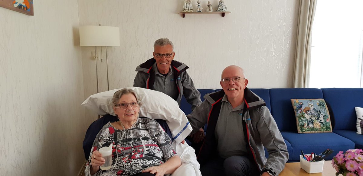 wensambulancenn's tweet photo. Mevr(81) verblijvend in #debrink #Groningen, nam afscheid van haar woning in de #ruisscherwaard met familie, vrienden en buren. Gustaaf en Henk verzorgen deze Wens🍀. https://t.co/EBHLwPdCa5