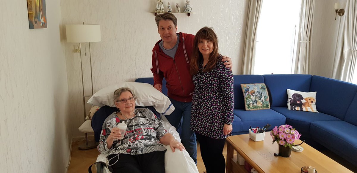wensambulancenn's tweet photo. Mevr(81) verblijvend in #debrink #Groningen, nam afscheid van haar woning in de #ruisscherwaard met familie, vrienden en buren. Gustaaf en Henk verzorgen deze Wens🍀. https://t.co/EBHLwPdCa5