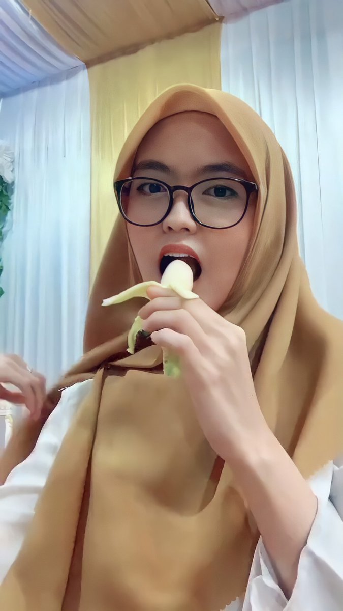 BahanBerjilbab's tweet photo. Pisangnya kecil ih gabisa gedean dikit apa yah 😅 https://t.co/B9S5RTwAtE