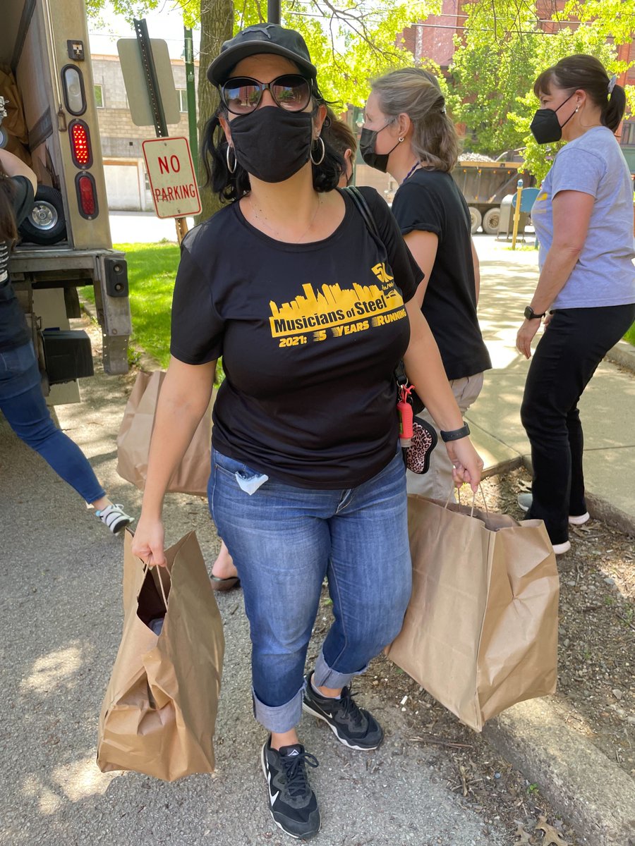 412FoodRescue's tweet photo. The @PSOMusicians volunteer with our #GoodFoodProject Grocery Bagging Program every month. This week, they sent a special group of volunteers to help package, unload & distribute the 220 bags of groceries to @HACP1 Homestead residents!
Group volunteering: https://t.co/loeILQ565C https://t.co/2KvtrdskEP