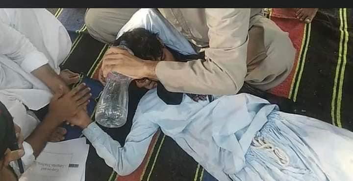 FahadBal0ch_'s tweet photo. Students peacefully carrying out their strike against D expulsion of 8 Baloch studnts from Ghazi Uni in this 48C°.A studnt during this protest became fainted,&amp; fallen down.The unethical mindset &amp; despotism is at it's height against #Baloch
The people in power are utterly heedless https://t.co/Nk7DglkWO1