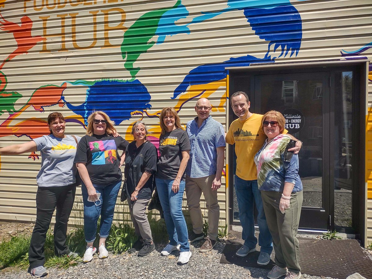 412FoodRescue's tweet photo. The @PSOMusicians volunteer with our #GoodFoodProject Grocery Bagging Program every month. This week, they sent a special group of volunteers to help package, unload & distribute the 220 bags of groceries to @HACP1 Homestead residents!
Group volunteering: https://t.co/loeILQ565C https://t.co/2KvtrdskEP