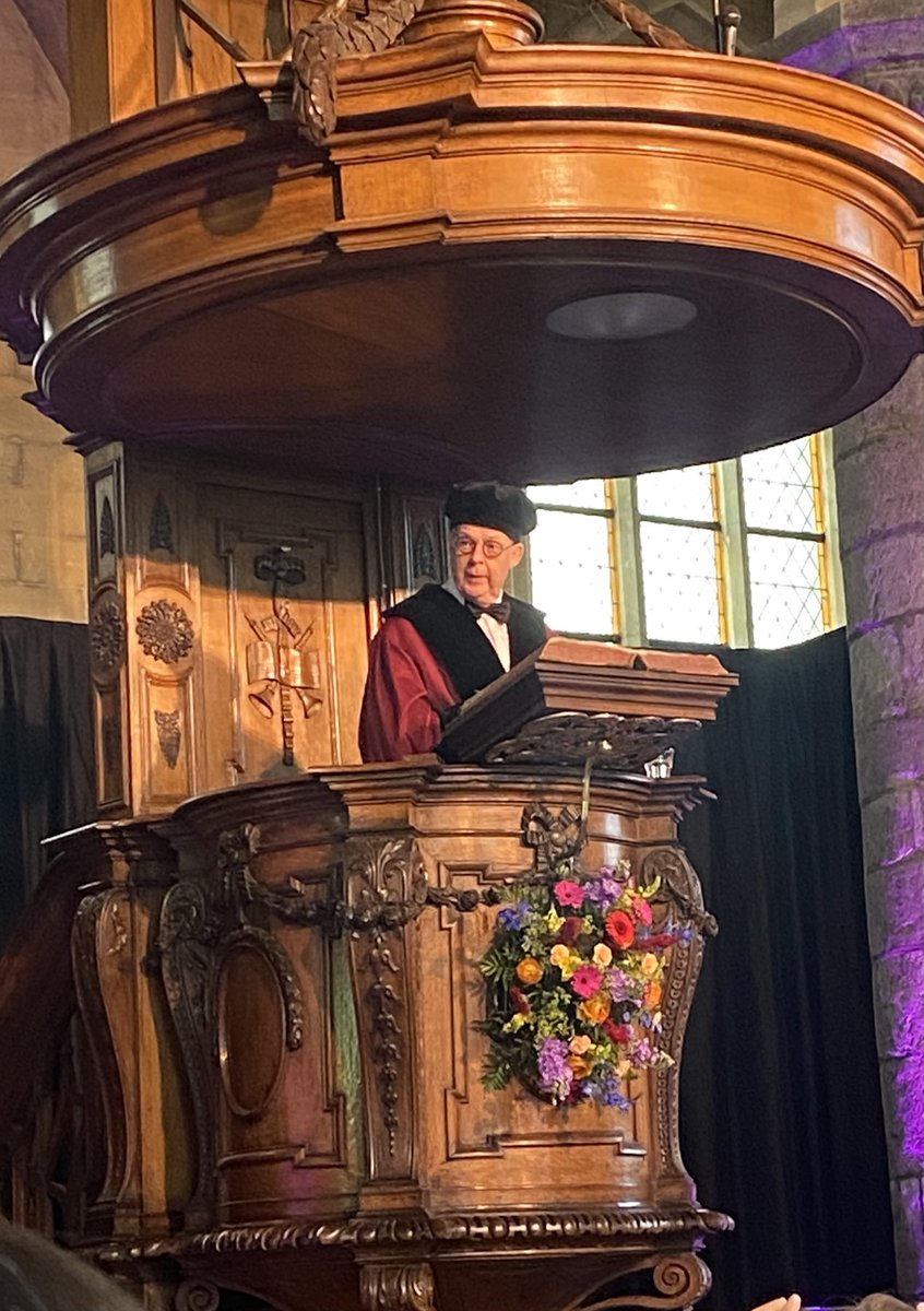 ‘Ik dank de patiënten met #dementie die mij er steeds weer aan herinnerden dat hun dagelijkse praktijk vaak heel anders is dan wij vanuit onderzoek denken.’ Aldus prof. Frans Verhey in zijn afscheidscollege. ⁦<a href="/AlzheimerCL/">AlzheimerCentrum</a>⁩