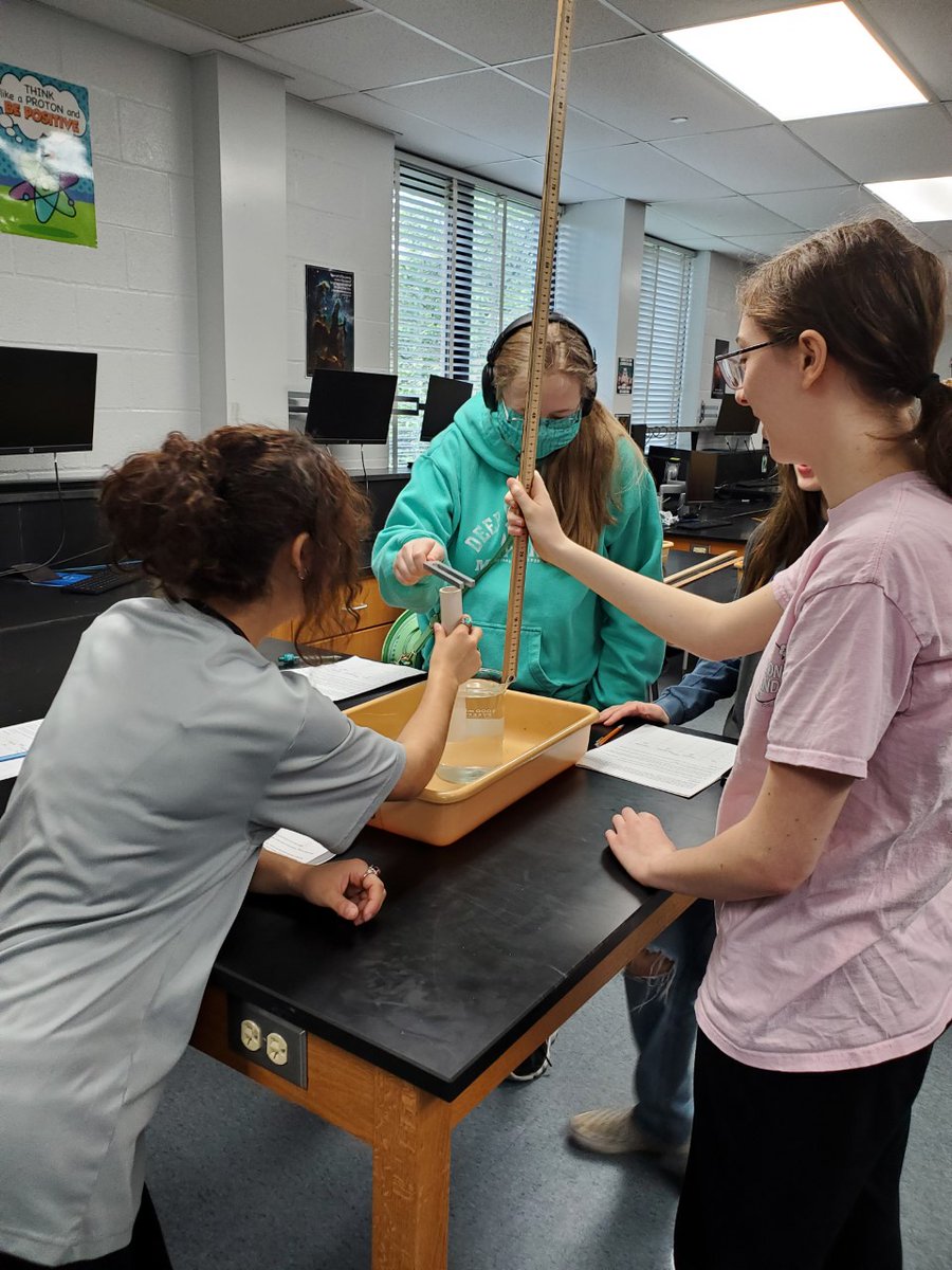 The sound of learning can not only be seen in Mrs. Peckman's class, but it can be measured as students identify the point of resonance of their standing wave to calculate the speed of sound in Honors Physics! 🔈🔉🔊🧮 <a href="/IMChesapeakeHS/">Chesapeake High School</a> @Aacps_Science