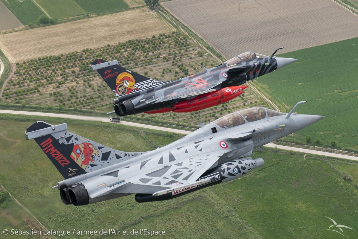 #Portrait Depuis une semaine, les équipages de la 30e escadre de chasse s’entraînent dans le cadre de l'exercice "Nato Tiger Meet" 2022 à Araxos en Grèce 🇬🇷. Retour sur la première participation du capitaine Théo, pilote de Rafale. 
➡️ bit.ly/3yzZ4u9