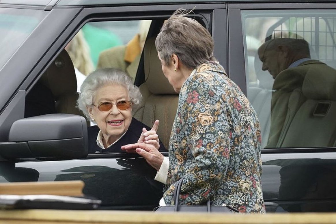 AlertaNews24's tweet photo. 🇬🇧 | La Reina Isabel II, de 96 años, fue fotografiada en un estado de ánimo jovial en su automóvil el día de la Celebración del Jubileo de Platino del Royal Windsor Horse Show. https://t.co/l1UsaXO7Lv