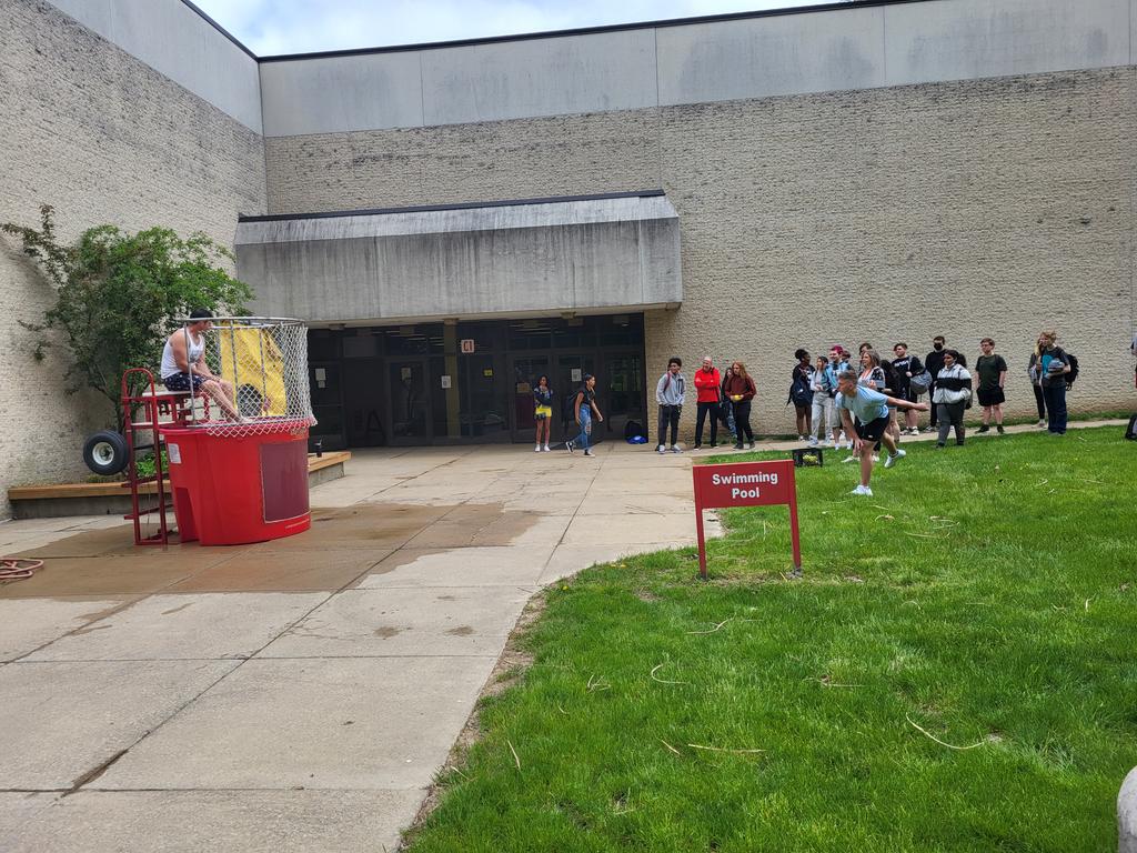 MrsSmithNHS's tweet photo. @NorthgateProud's Dunk a Senior or Staff member event!! @RJLong1982 #PromFundraiser https://t.co/nBH4pV6Stf