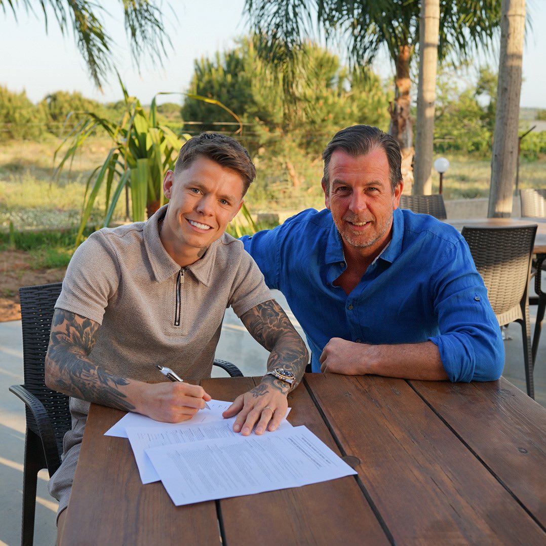 CEdwardsBoxing's tweet photo. ✍🏼 Pen to paper and ready to push forward with my career. I have now signed a managers contract with @JoeG and I believe he is the man to guide me to become a multi weight world champion in the next few years of my career 🥊 

#TeamWork #Manager #Boxer #Boxing https://t.co/VhVhXJp6S6