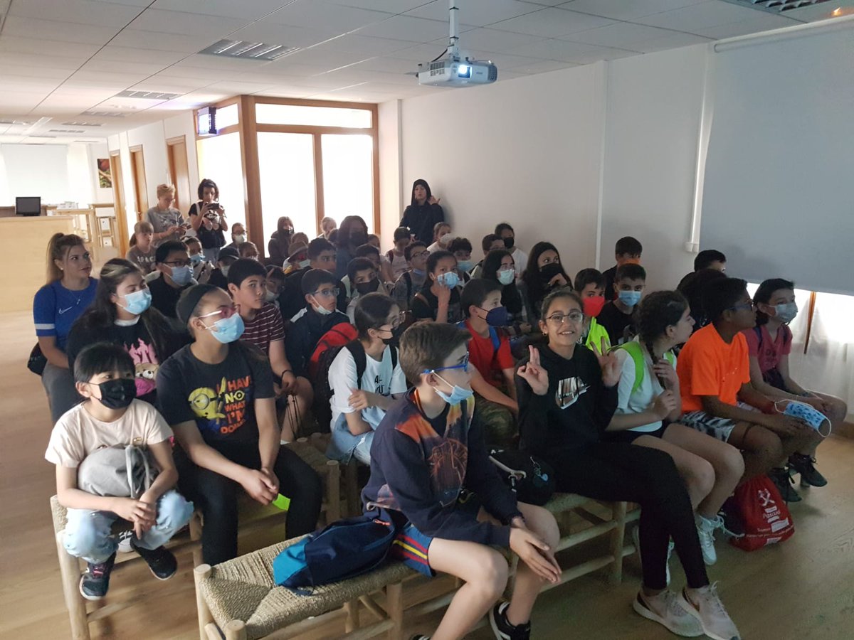 sanjosesegovia's tweet photo. Los alumnos y alumnas de 5° y 6° de primaria han disfrutado aprendiendo cómo es el proceso de cultivo, recogida y distribución de las 7 variedades de #ManzanasDeSoria 🍎🍏de @Livindaesdeaqui en Burgo de Osma en #LaRasa 😋🛩️ @educacyl https://t.co/wSb0LSVbkn