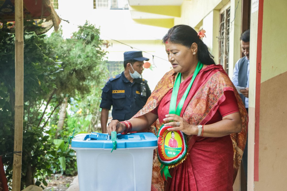 आज सम्पन्न निर्वाचनमा उत्साह पूर्वक सहभागी हुनुहुने काठमाडौ महानगरका सम्पूर्ण मतदाता र सुरक्षित रुपमा निर्वाचन सम्पन्न गर्न सहयोग गर्नुहुने सुरक्षाकर्मी,निर्वाचन आयोगका सम्पूर्ण सदस्य ज्यूहरू प्रति हार्दिक आभार व्यक्त गर्दछु । जय नेपाल ।

सिर्जना सिंह
मेयर पदको उम्मेदवार