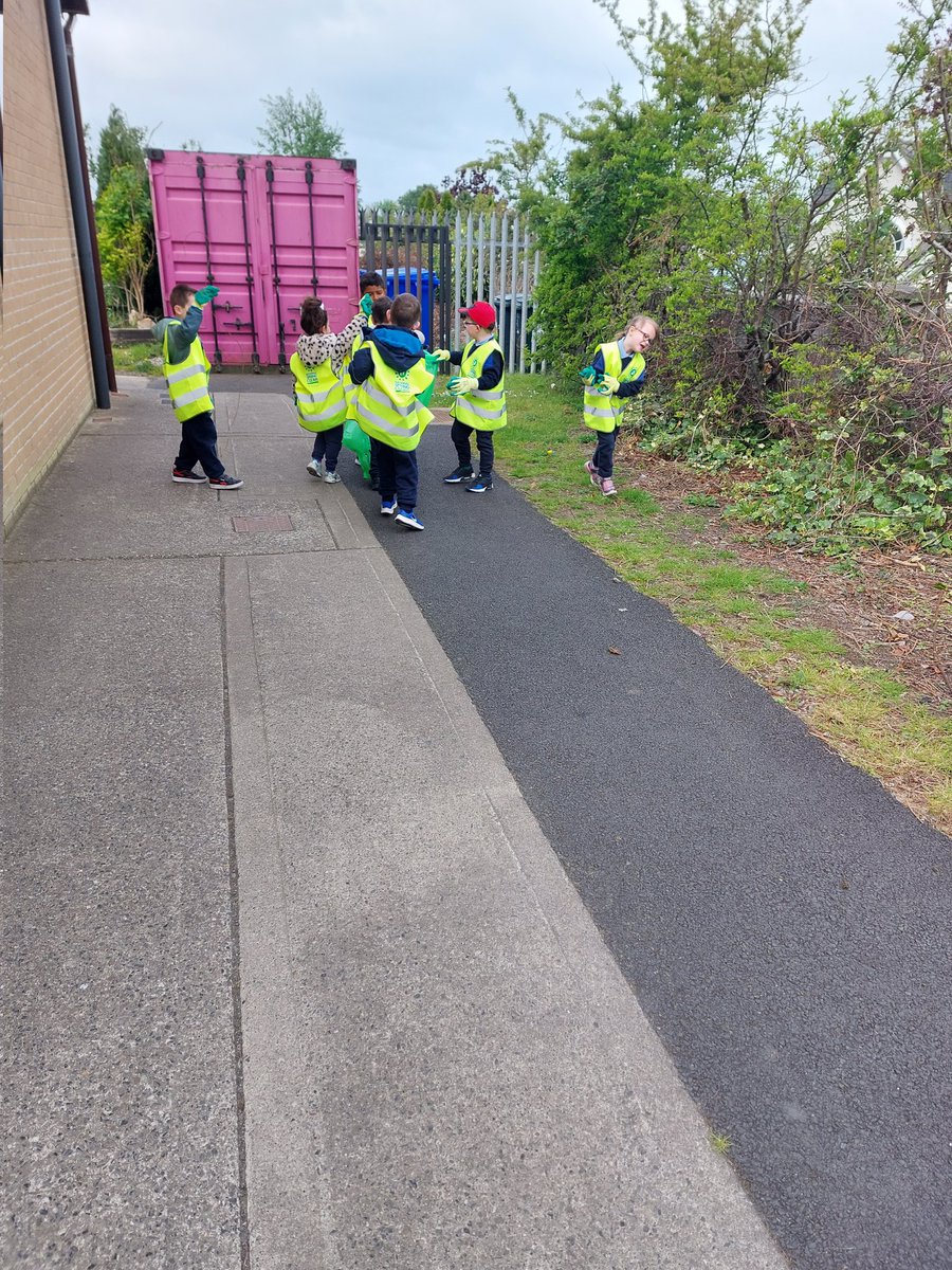 breslin_ms's tweet photo. Today we spent some time doing a Spring Clean. We worked together as a team to pick up as much litter as possible 🌼 https://t.co/8pr0Ntm196
