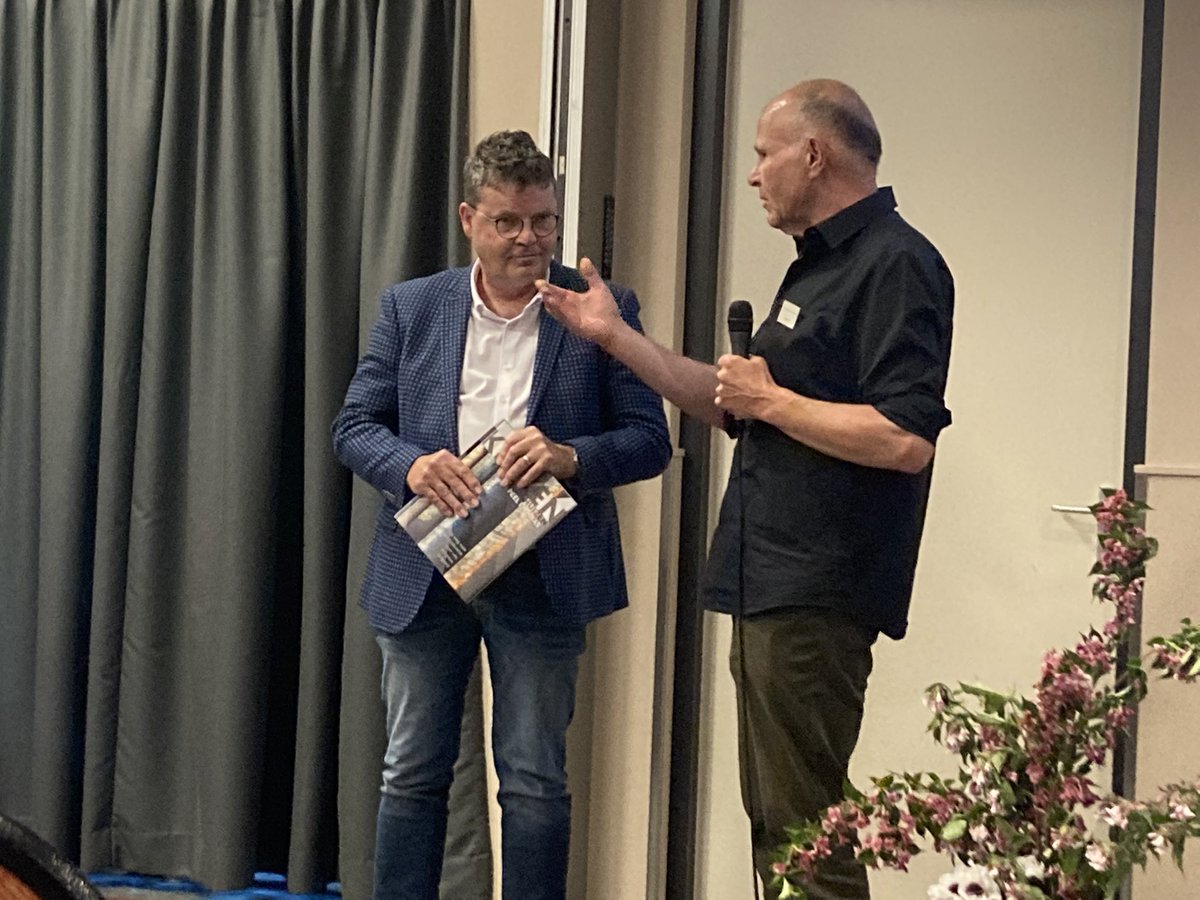 SAMLimburg's tweet photo. Exemplaar van gebedshuizenvisie aangeboden aan wethouder @johnberinge @gempeelenmaas Kerkenengebedshuizen in Peel en Maas https://t.co/NWV2TOG8gH
