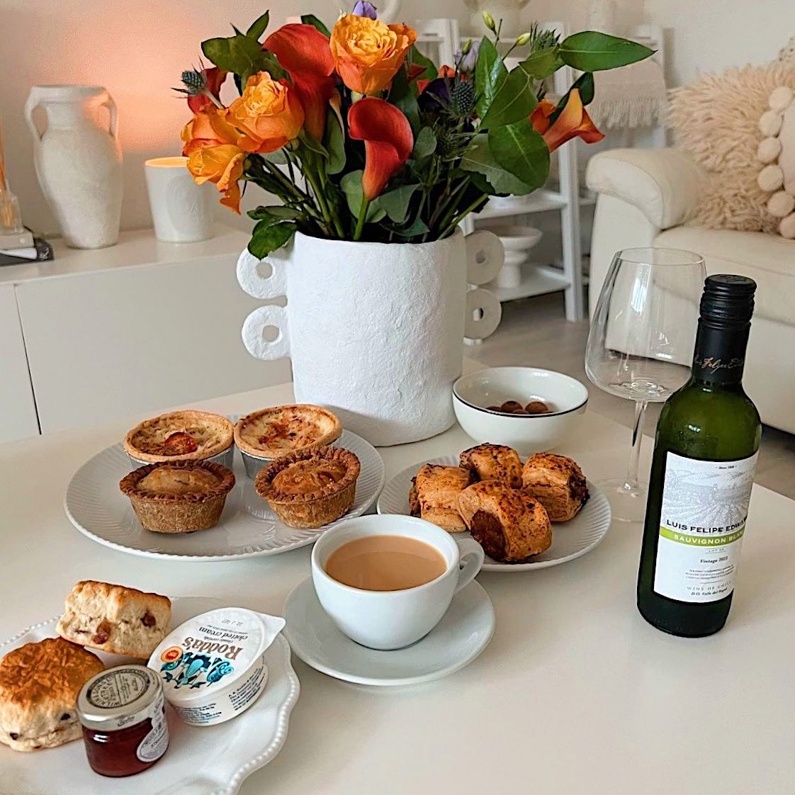 The perfect weekend combo, flowers &amp; afternoon tea!☕️💐 Why not treat yourself this weekend to the perfect spring platter, it is picnic season after all😍☀️bit.ly/3Pi8TD0