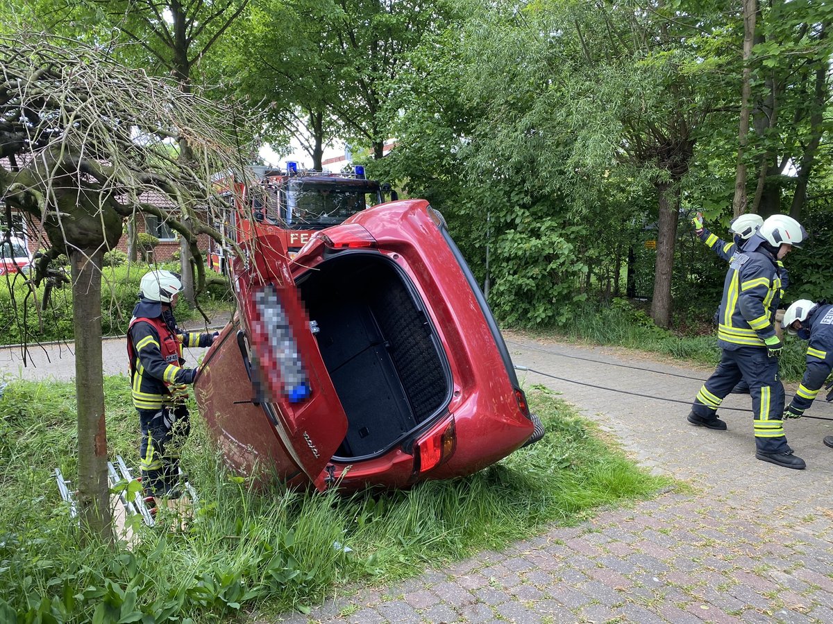test Twitter Media - Feuerwehr befreit Fahrzeugführerin aus PKW in Wassergraben https://t.co/oPaDacTSkH https://t.co/PnKRDzbeme