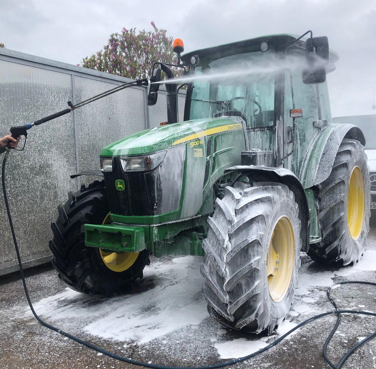 RVTractors's tweet photo. ๐Happy Friday!!๐
Because everyone loves as bit of snow foam.. here's a picture of a 5100m having a good washโ๏ธ๐ฟ
#rvt #sudbury #cleantractor #snowfoam #wash #teamwork https://t.co/4TQ5c6OH0Z
