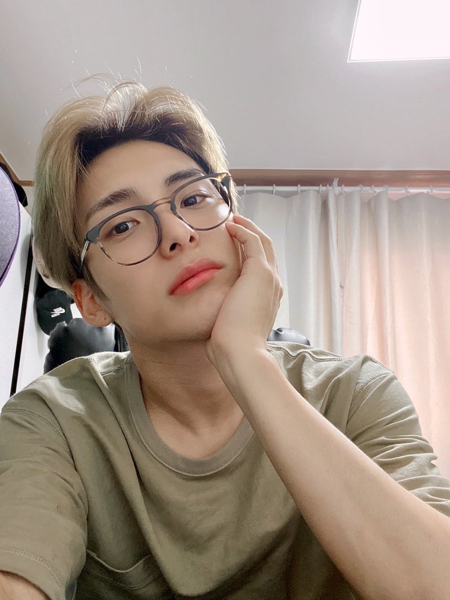 T_als32's tweet photo. Park βmiss his vlivesβ Junhee
π₯²
#ACE #μμ΄μ€ #ACE_Jun #ACE_Junhee #ParkJunhee #ACE_Vlive @official_ACE7 https://t.co/ETxkAjOMTH