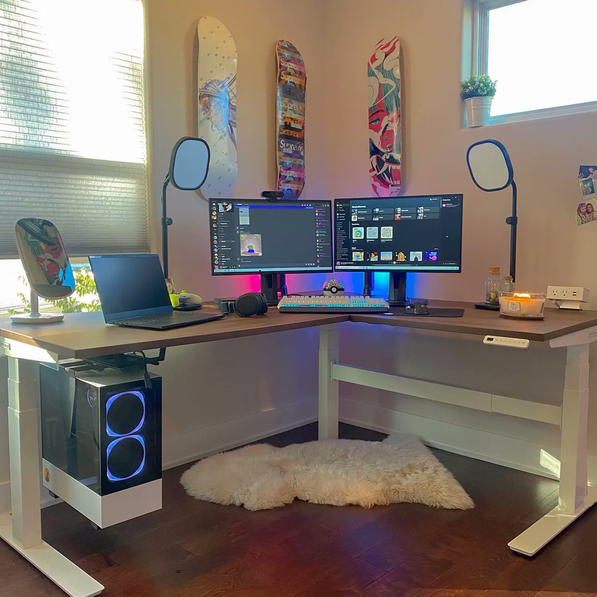 We're absolutely obsessed with this L-Shaped desk setup from @Peachjars! Thanks so much for sharing these photos, Peach! buff.ly/2RURwcn