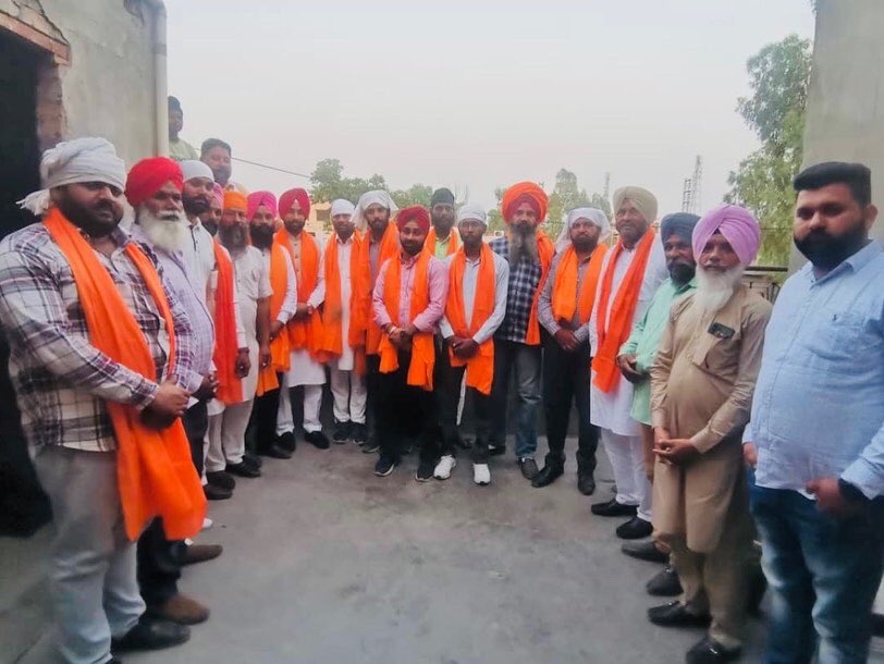 Kanwarjitcheema's tweet photo. ਆਮ ਆਦਮੀ ਪਾਰਟੀ ਦੇ ਤਰਨਤਾਰ�� ਵਿਧਾਨ ਸਭਾ ਹਲਕੇ ਤੋਂ ਪੰਜਾਬ ਦੇ ਜੋਆਇੰਟ ਸੈਕਟਰੀ ਕੰਵਰਜੀਤ ਸਿੰਘ ਮਝੈਲ ਝਬਾਲ ਕਸਬੇ ਵਿਚ ਦਵਿੰਦਰ ਸਿੰਘ ਮੱਟੂ ਜੀ ਨੂੰ ਪ੍ਰੈਸ ਯੂਨੀਅਨ ਝਬਾਲ ਦੇ ਪ੍ਰਧਾਨ ਬਣਨ ਤੇ ਸਿਰੋਪਾਓ ਦੇਂਦੇ ਹੋਏ, ਦਵਿੰਦਰ ਸਿੰਘ ਮੰਗਾ ਜੀ ਨੂੰ ਵਧਾਈ ਦਿਤੀ #kanwarjitsinghmajhail #statejointsecretary #statejointsecretaryaap https://t.co/MZqzoeXIcW