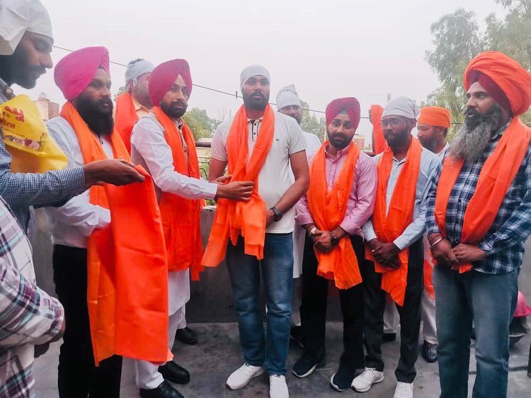 Kanwarjitcheema's tweet photo. ਆਮ ਆਦਮੀ ਪਾਰਟੀ ਦੇ ਤਰਨਤਾਰ�� ਵਿਧਾਨ ਸਭਾ ਹਲਕੇ ਤੋਂ ਪੰਜਾਬ ਦੇ ਜੋਆਇੰਟ ਸੈਕਟਰੀ ਕੰਵਰਜੀਤ ਸਿੰਘ ਮਝੈਲ ਝਬਾਲ ਕਸਬੇ ਵਿਚ ਦਵਿੰਦਰ ਸਿੰਘ ਮੱਟੂ ਜੀ ਨੂੰ ਪ੍ਰੈਸ ਯੂਨੀਅਨ ਝਬਾਲ ਦੇ ਪ੍ਰਧਾਨ ਬਣਨ ਤੇ ਸਿਰੋਪਾਓ ਦੇਂਦੇ ਹੋਏ, ਦਵਿੰਦਰ ਸਿੰਘ ਮੰਗਾ ਜੀ ਨੂੰ ਵਧਾਈ ਦਿਤੀ #kanwarjitsinghmajhail #statejointsecretary #statejointsecretaryaap https://t.co/MZqzoeXIcW