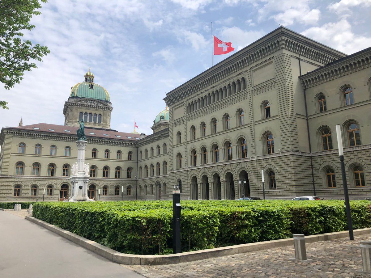 To tribute its deep sorrow to the UAE after the passing of His Highness  Sheikh Khalifa bin Zayed bin Sultan Al Nahyan, Switzerland is flying its  flag above the Federal Palace at, image size:1200x900