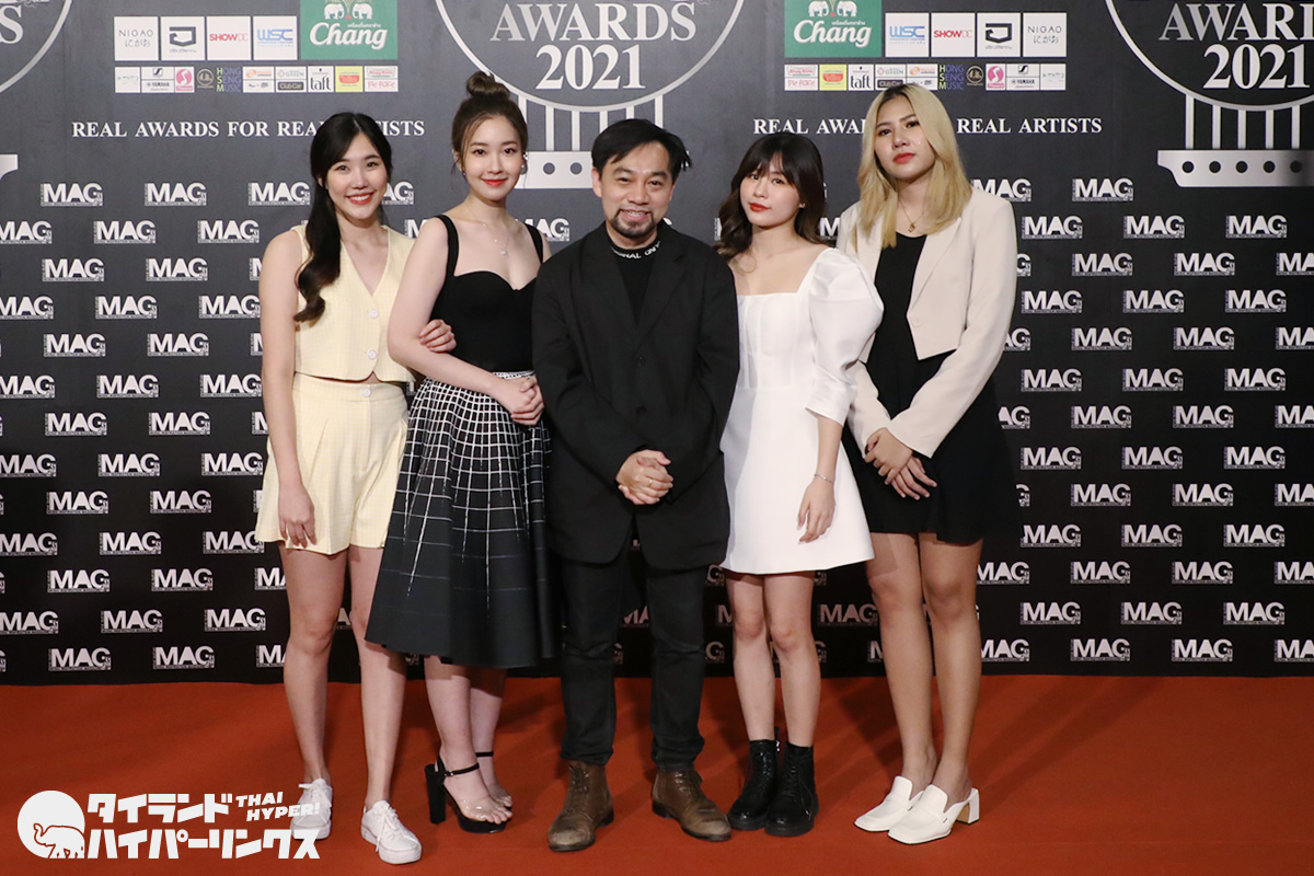 ThaiHyper's tweet photo. タイフェスティバルに出演のベル・ワリッサラー（BELL WARISARA）。右から2番目。
#HomeRunMusic
#TheGuitarMagAwards2021
@homerunmusicTH https://t.co/TdkxI5PIgh