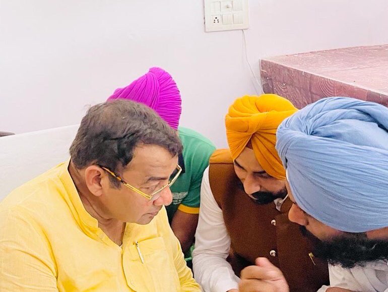Kanwarjitcheema's tweet photo. ਆਮ ਆਦਮੀ ਪਾਰਟੀ ਦੇ ਤਰਨਤਾਰਨ ਵਿਧਾਨ ਸਭਾ ਹਲਕਾ ਤਰਨ ਤਾਰਨ ਤੋਂ ਪੰਜਾਬ ਦੇ ਜੋਆਇੰਟ ਸੈਕਟਰੀ ਕੰਵਰਜੀਤ ਸਿੰਘ ਮਝੈਲ ਹਰਿਆਣਾ ਵਿਖੇ ਹਿਸਾਰ ਜ਼ਿਲ੍ਹੇ ਵਿੱਚ ਆਮ ਆਦਮੀ ਪਾਰਟੀ ਦੇ ਦਫ਼ਤਰ ਦ�� ਉਦਘਾਟਨ ਮੌਕੇ ਪਹੁੰਚੇ, ਪਾਰਟੀ ਦੇ ਮੈਂਬਰ ਪਾਰਲੀਮੈਂਟ ਸ਼ਸ਼ੀਲ ਗੁਪਤਾ ਜੀ ਨੇ ਦਫ਼ਤਰ ਦਾ ਉਦਘਾਟਨ ਕੀਤਾ, #kanwarjitsinghmajhail #statejointsecretary https://t.co/BSNSxL1y8m