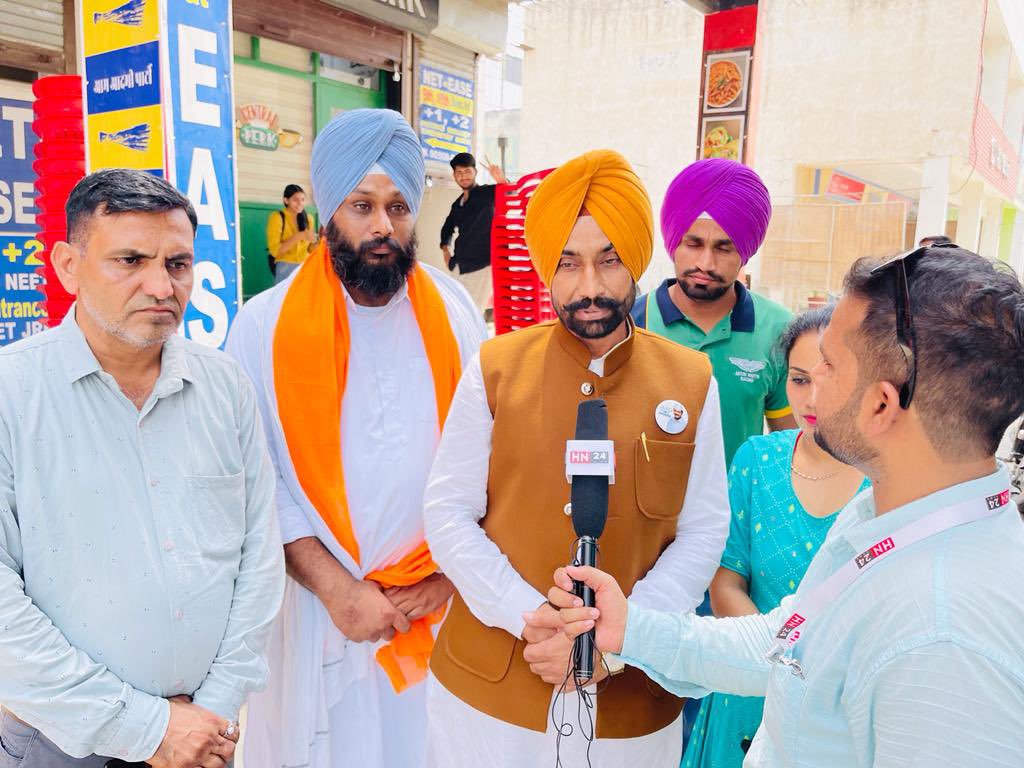 Kanwarjitcheema's tweet photo. ਆਮ ਆਦਮੀ ਪਾਰਟੀ ਦੇ ਤਰਨਤਾਰਨ ਵਿਧਾਨ ਸਭਾ ਹਲਕਾ ਤਰਨ ਤਾਰਨ ਤੋਂ ਪੰਜਾਬ ਦੇ ਜੋਆਇੰਟ ਸੈਕਟਰੀ ਕੰਵਰਜੀਤ ਸਿੰਘ ਮਝੈਲ ਹਰਿਆਣਾ ਵਿਖੇ ਹਿਸਾਰ ਜ਼ਿਲ੍ਹੇ ਵਿੱਚ ਆਮ ਆਦਮੀ ਪਾਰਟੀ ਦੇ ਦਫ਼ਤਰ ਦ�� ਉਦਘਾਟਨ ਮੌਕੇ ਪਹੁੰਚੇ, ਪਾਰਟੀ ਦੇ ਮੈਂਬਰ ਪਾਰਲੀਮੈਂਟ ਸ਼ਸ਼ੀਲ ਗੁਪਤਾ ਜੀ ਨੇ ਦਫ਼ਤਰ ਦਾ ਉਦਘਾਟਨ ਕੀਤਾ, #kanwarjitsinghmajhail #statejointsecretary https://t.co/BSNSxL1y8m