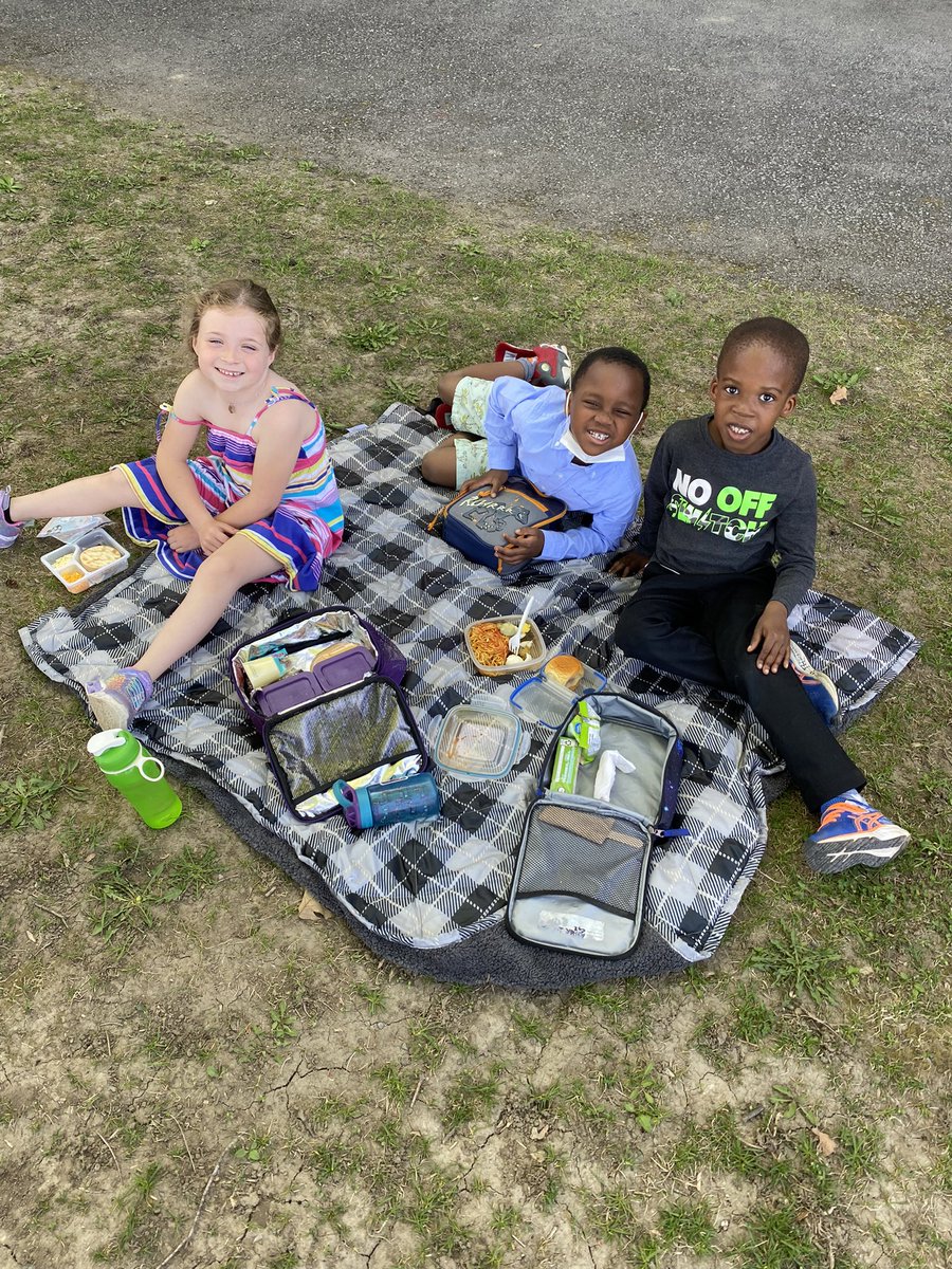 mme_fortier's tweet photo. A beautiful day for a picnic. Happy Friday! ☀️ 🧺  @MrsMeldrumOCSB https://t.co/JwsadbdV5J
