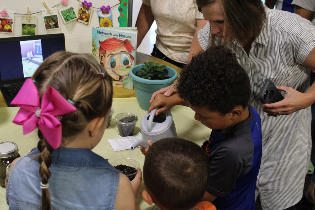 1HartBeat's tweet image. 🔬⚙🎨💻➗ What a great turnout at the STEAM Showcase last night!
📸 Check out more of the action here 👇
bit.ly/3MsVarj
#OneHartBeat #STEAM #ScienceTechnologyEngineeringArtsMath