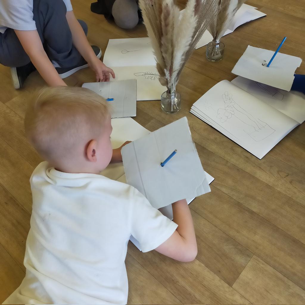 Ashclass1's tweet photo. Today in art we had a go at one line blind drawing where we couldn't see what our drawings looked like and couldn't take our pencils off the page! https://t.co/EmebIhn0RM