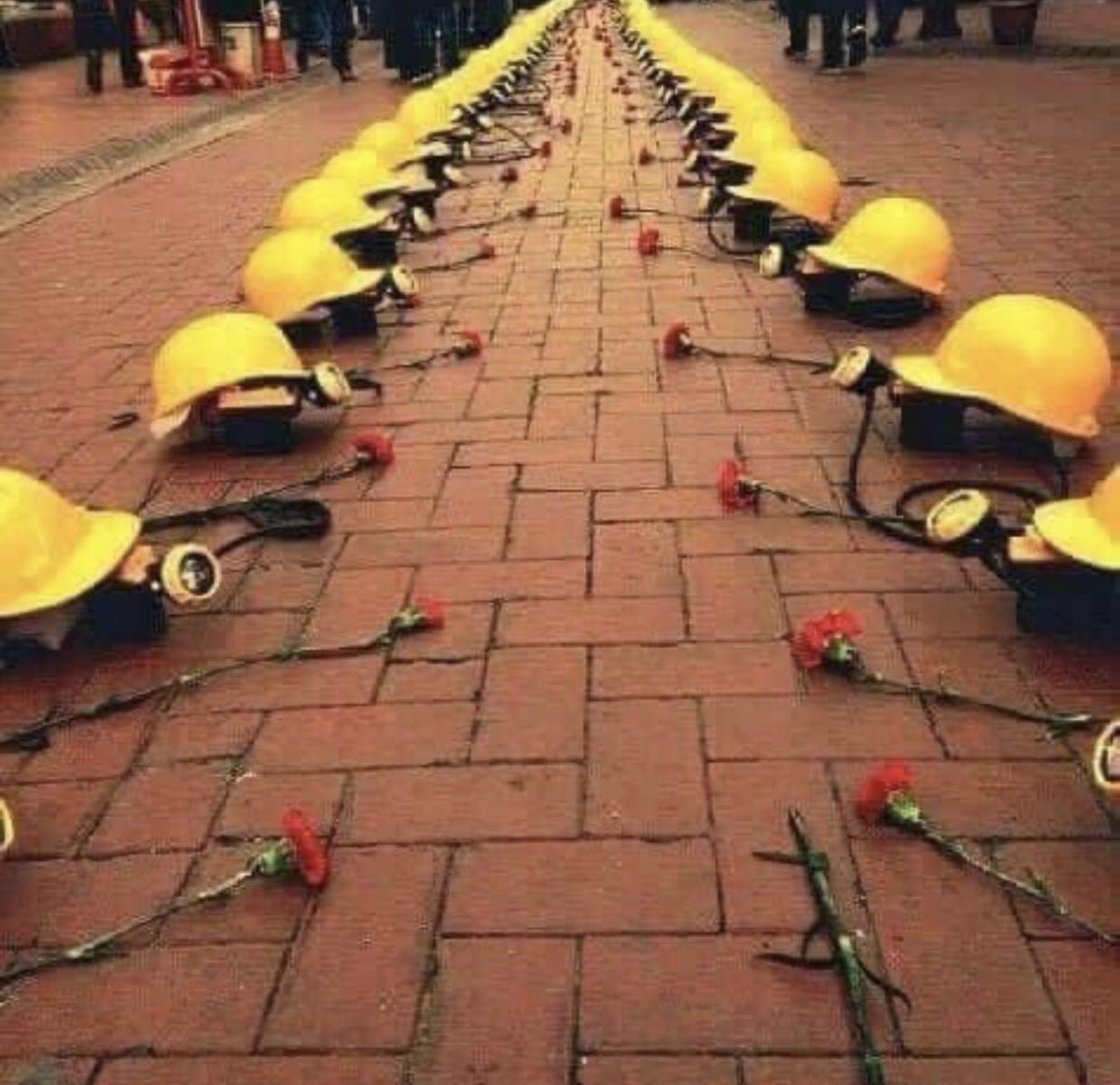 Cihan0045's tweet photo. #301iUnutma  Soma faciasında hayatını kaybeden tüm vatandaşlarımıza rabbim rahmetle muamele eylesin mekanları cennet olsun. https://t.co/8jtJnvDG2F