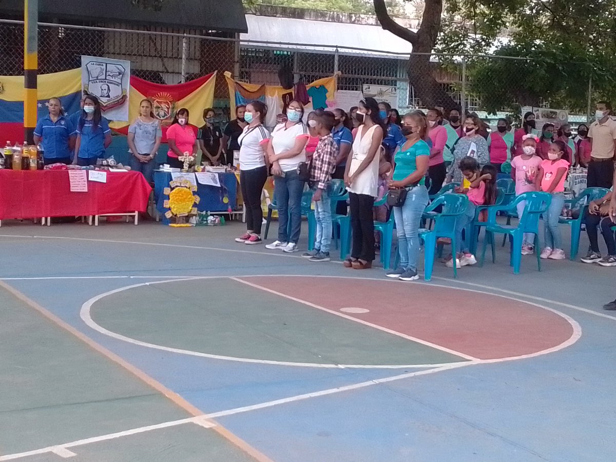 AragEducBolivar's tweet photo. #13Mayo 3er día de la fiesta Educativa en el 8vo Congreso Pedagógico Estadal 2022,encuentro del Eje Este sede UENB Pdte. Medina @AragEducBolivar Compartir de experiencias y saberes en la escuela social productiva! @SomosUnem presente #VenezuelaInnova @NicolasMaduro @_LaAvanzadora https://t.co/kQW9EWQWlK