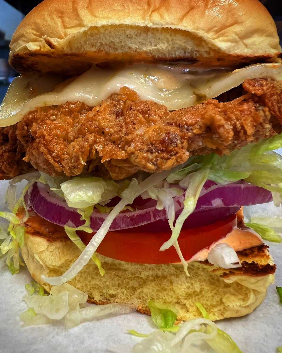 DelReyDeli's tweet photo. The Del Fried Chicken Thigh - tomato, red onion, pepper jack, lettuce, spicy mayo, martins potato bun

Soup: Potato Cauliflower https://t.co/oLU3npdxPY