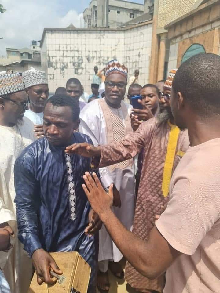 first_niger's tweet photo. #Cameroun
L'ancien Lion Indomptable #Patrick #Mboma s'est reconverti ce jour à l'ISLAM et s'appelle désormais  Abdoul Jalil.
L'événement s'est déroulé du côté de la mosquée de Bonamousadi à #Douala.
#firstniger
Source : culture ébè https://t.co/lwsthBtXUC