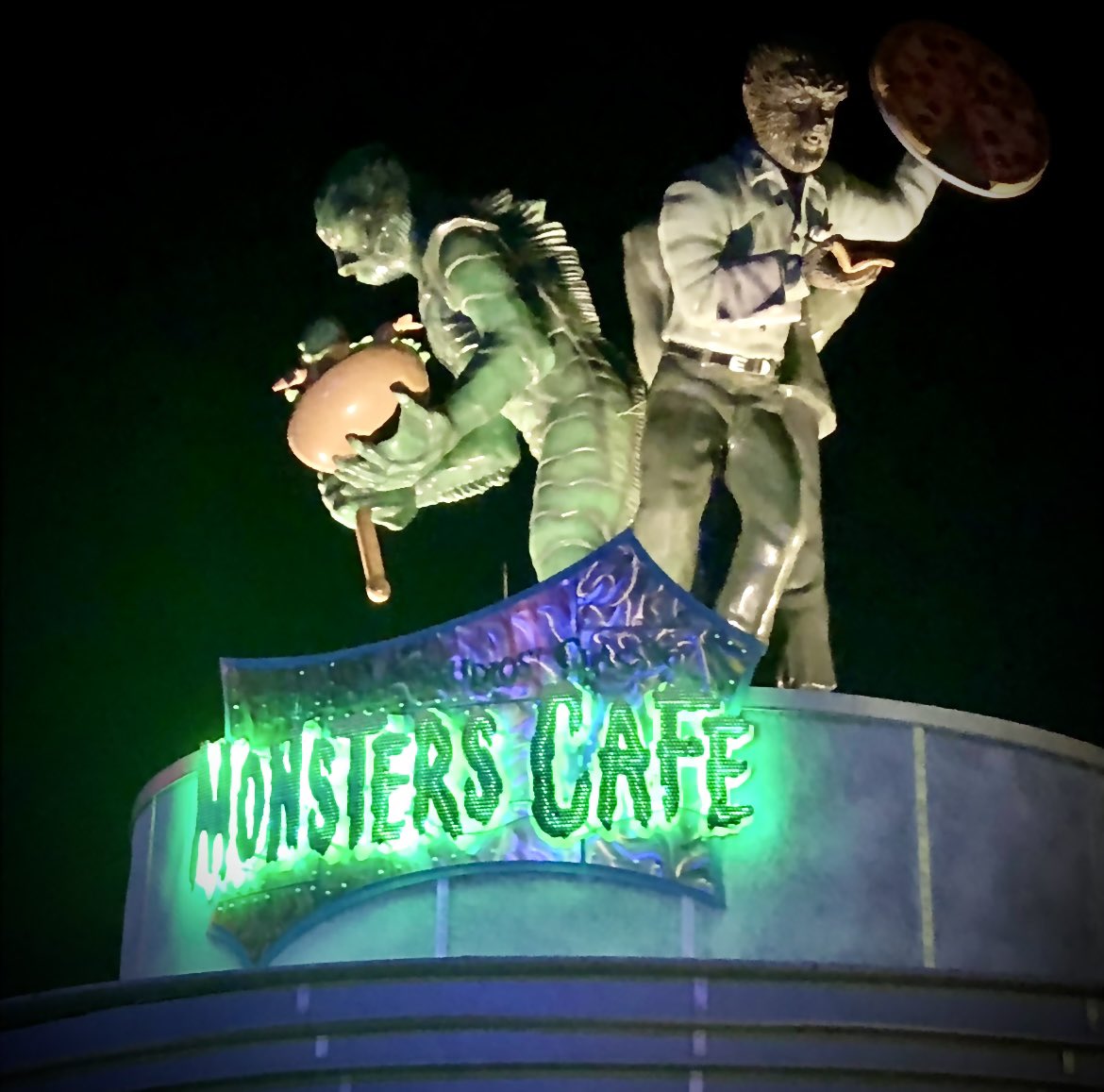 UniversalDriven's tweet photo. Sweet dreams, our green Kings. https://t.co/8izHlyo4Ke