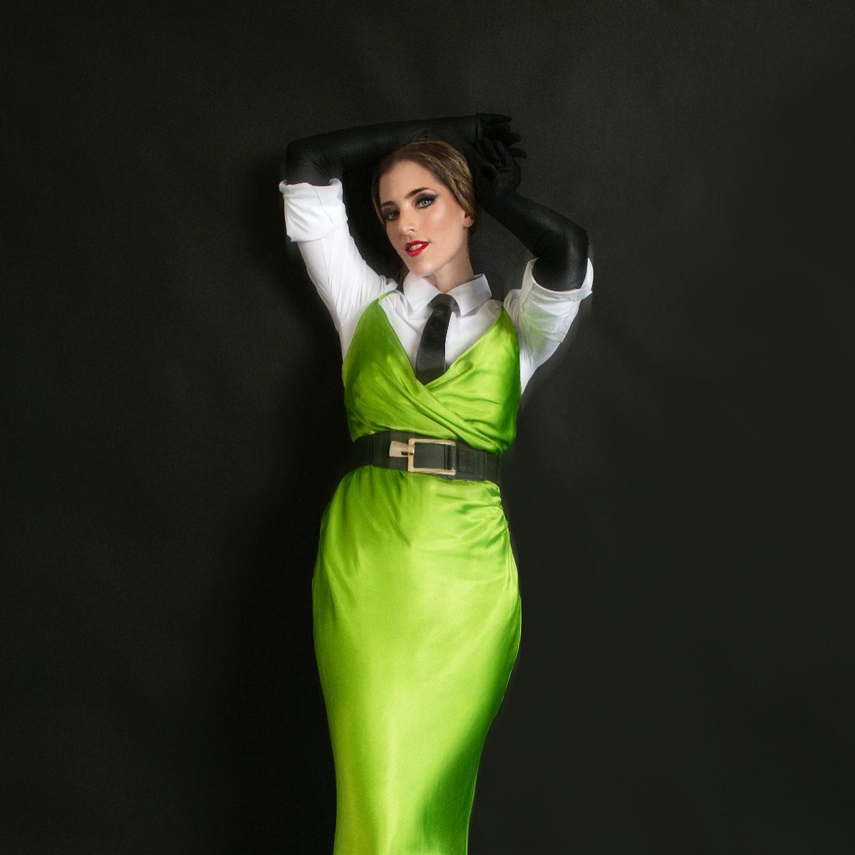 mariainesguerra's tweet photo. La única razón por la que me hubiera gustado ser hombre, sería para usar corbatas. Soy buenaza para hacer cualquier knot. 🫢😅💃😎 gracias Revista Mexa #tieknots #photoshoot #fun #fridaymood https://t.co/w18N0NgvWV