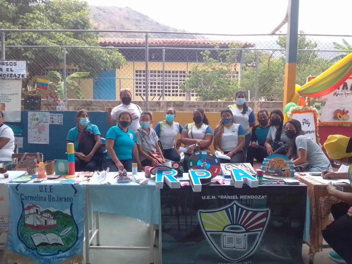 AragEducBolivar's tweet photo. #13Mayo 3er día de la fiesta Educativa en el 8vo Congreso Pedagógico Estadal 2022,encuentro del Eje Este sede UENB Pdte. Medina @AragEducBolivar Compartir de experiencias y saberes en la escuela social productiva! @SomosUnem presente #VenezuelaInnova @NicolasMaduro @_LaAvanzadora https://t.co/kQW9EWQWlK