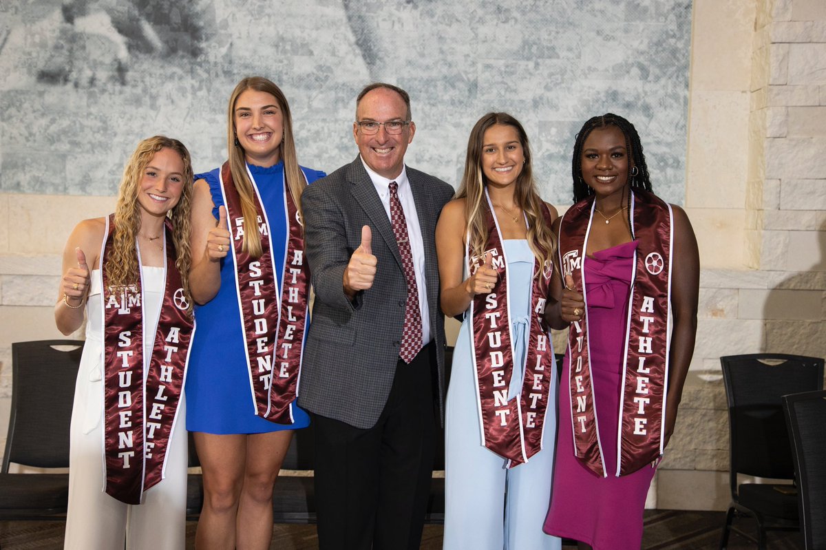 AggieSoccer's tweet photo. SO proud of these 𝙜𝙧𝙖𝙙𝙪𝙖𝙩𝙚𝙨. 🎓👏

#GigEm | 👍 https://t.co/Dog47aRoAR