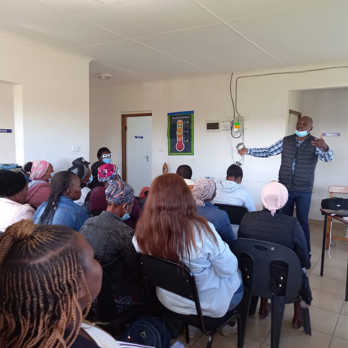 OneToOneAfrica1's tweet photo. Personal financial Mgt workshop for our Mentor Mothers today sponsored to us by #WageWise 💪🏽 #Empowerment #ZeroDebt 💪🏽 Topics covered include: 
- Planning &amp; budgeting
- Understanding payslips &amp; bank statements
- Credit Mgt
- Saving &amp; investing
- Consumer rights &amp; recourse https://t.co/tkrDu7R7Op