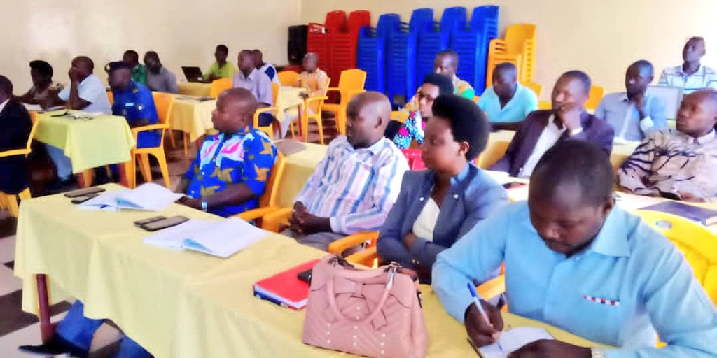 ABPInfos's tweet photo. 1/2 #Burundi Le gouverneur de @CankuzoProvince @BanyiyezakoB a procedé ce vendredi en commune et @CankuzoProvince au lancement des activités d'élaborat° du plan de développement provincial, vision 022-027 en présence des administrateurs communaux et chefs de services déconcentrés https://t.co/98GT93hskZ